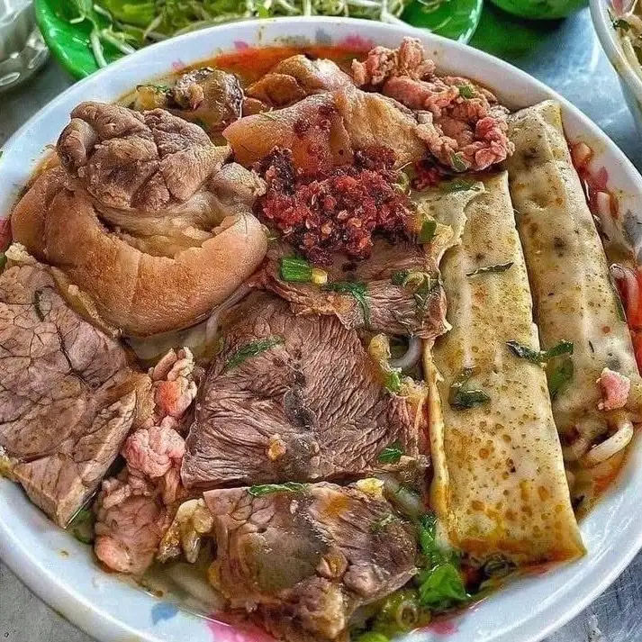 Hình ảnh Bún bò đặc biệt có giò