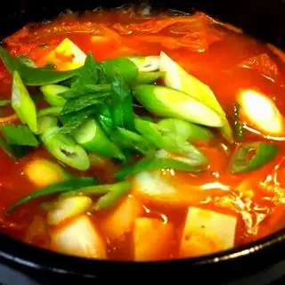 김치찌개 .Súp kim chi nấu thịt bò +cơm +món ăn phụ - 180.000 ₫ tại Quán Ăn Hàn Quốc - Nguyễn Thị Minh Khai