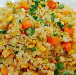cơm chiên dương châu - 47.000 ₫ tại Cơm Gà Xối Mỡ VYNA - Lê Quang Định