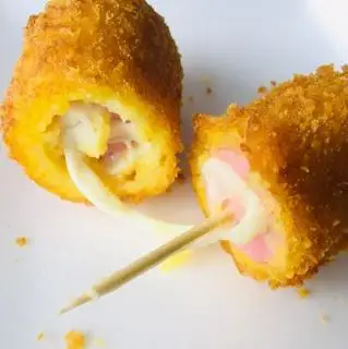 Hotdog Xúc Xích Phô Mai -1Cay ( Quán k Có mayonaise ) - 29.000 ₫ tại Tường Vi - Cá Viên Chiên Nước Mắm, Trứng Non & Chân Gà Sốt Thái - Đoàn Văn Bơ