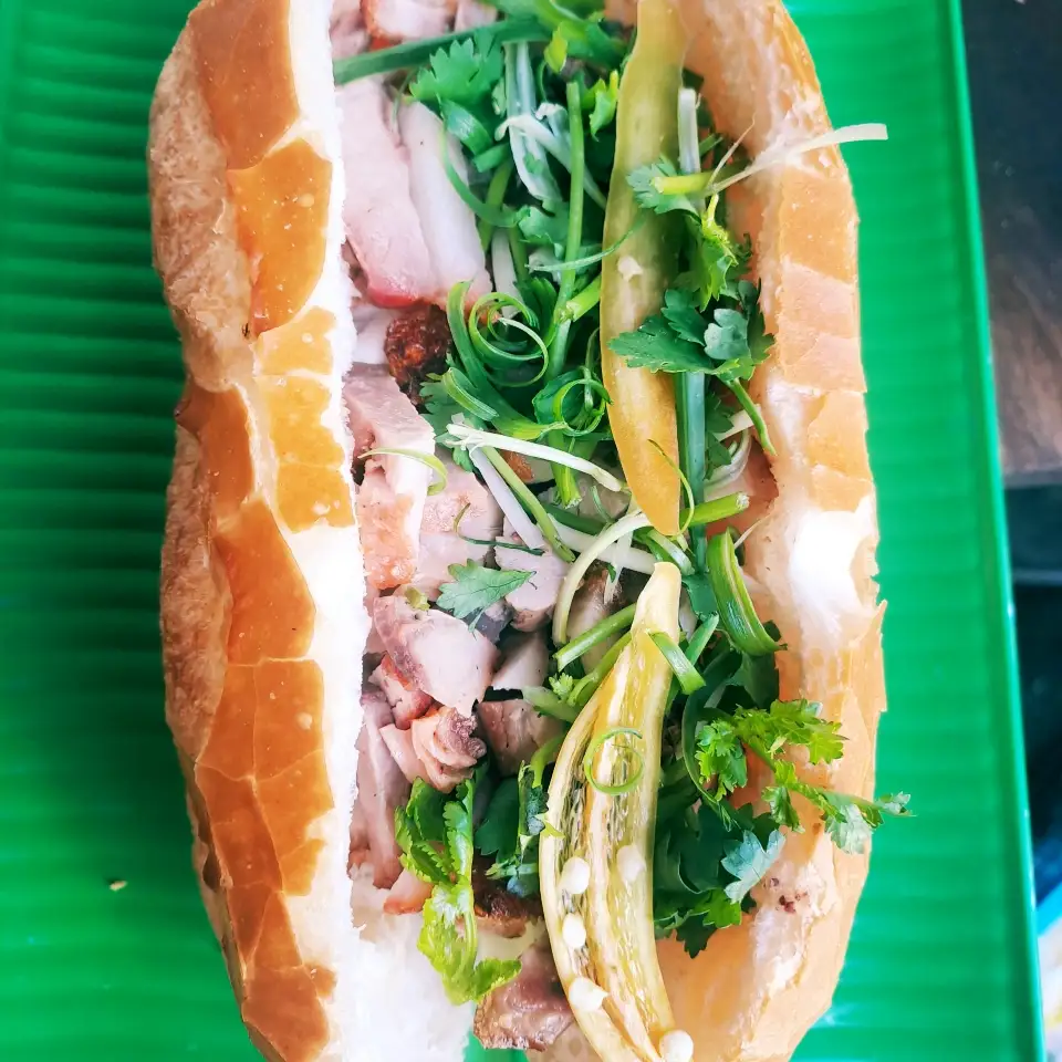 Bánh Mì Heo Quay - 36.000 ₫ tại Bà 2 - Bột Chiên & Cơm Cuộn - Lê Văn Lương