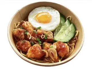 Hình ảnh Mì trộn gà viên chiên trứng ốp la