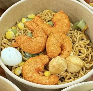 Hình ảnh Mì trộn indo tôm surumi