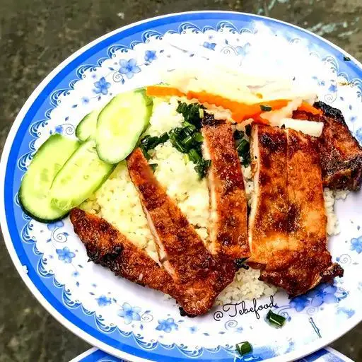 Cơm SƯỜN NƯỚNG/ Steamed Broken Rice with Grilled Pork Chop - 40.000 ₫ tại Cơm Tấm 1111 - Huỳnh Tấn Phát