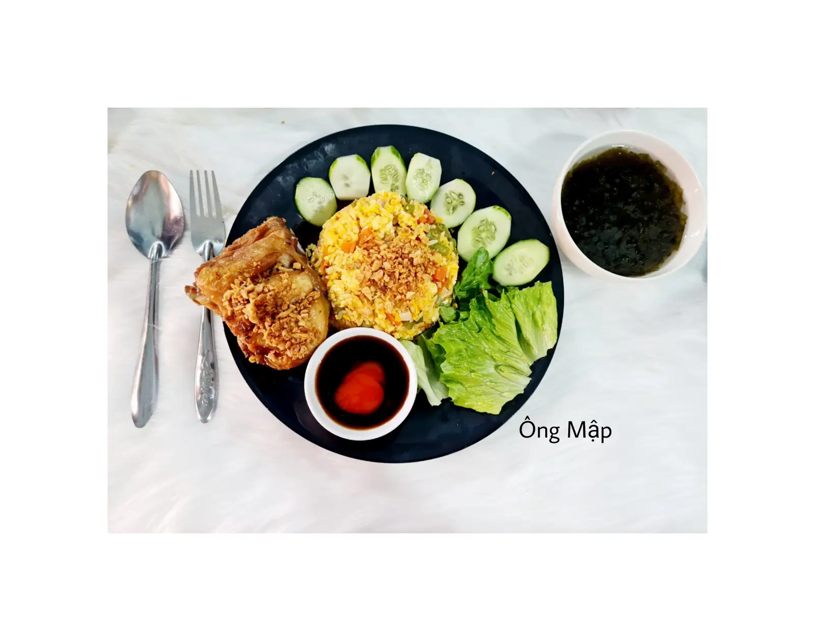 cơm chiên má đùi + canh rong biển - 56.000 ₫ tại Cơm Gà Xối Mỡ, Bánh Mì Chảo & Bò Né - Ông Mập