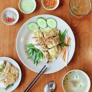 Cơm gà ta luộc góc tư - 109.000 ₫ tại 2 Chị Em - Cơm Gà Nha Trang - Thích Minh Nguyệt