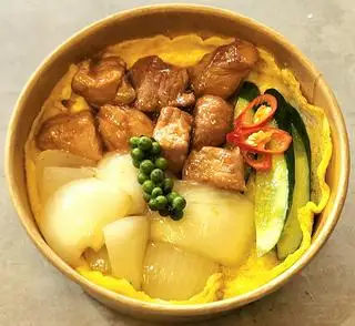 Hình ảnh cơm bò sốt tiêu xanh phủ trứng