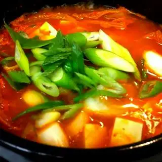 김치찌개 Súp kim chi nấu thịt heo+cơm +món ăn phụ - 180.000 ₫ tại Quán Ăn Hàn Quốc - Nguyễn Thị Minh Khai