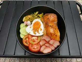 Hình ảnh Cơm gà mật ong - xá xíu