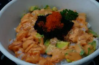 Cơm cá hồi bơ xốt mayonnaise cay - 125.000 ₫ tại NIWA SUSHI - Cộng Hoà