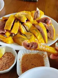 Hình ảnh Gà ủ muối hoa tiêu nửa con (chặt sẵn)