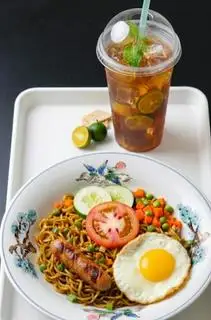 Hình ảnh Combo 1 mì trộn xúc xíc, trứng và 1 trà chanh đá