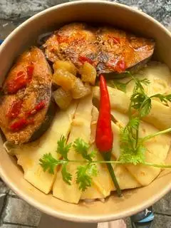 Hình ảnh Bún cá ngừ kho cay ăn kèm với măng xào tỏi ớt . 
