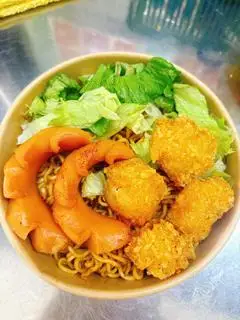 Hình ảnh Mì trộn gà viên - xúc xích