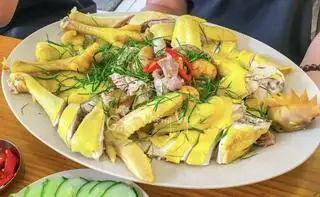 Hình ảnh Gà nguyên con chặt lá chanh