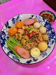 Hình ảnh Mì trộn viên thập cẩm