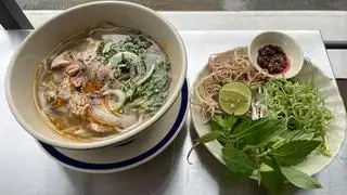 Hình ảnh Bún tái , chả cua