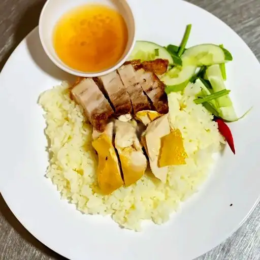 Cơm gà - heo quay - 70.000 ₫ tại Cơm Gà Hồng Phát - Nguyễn Công Hoan