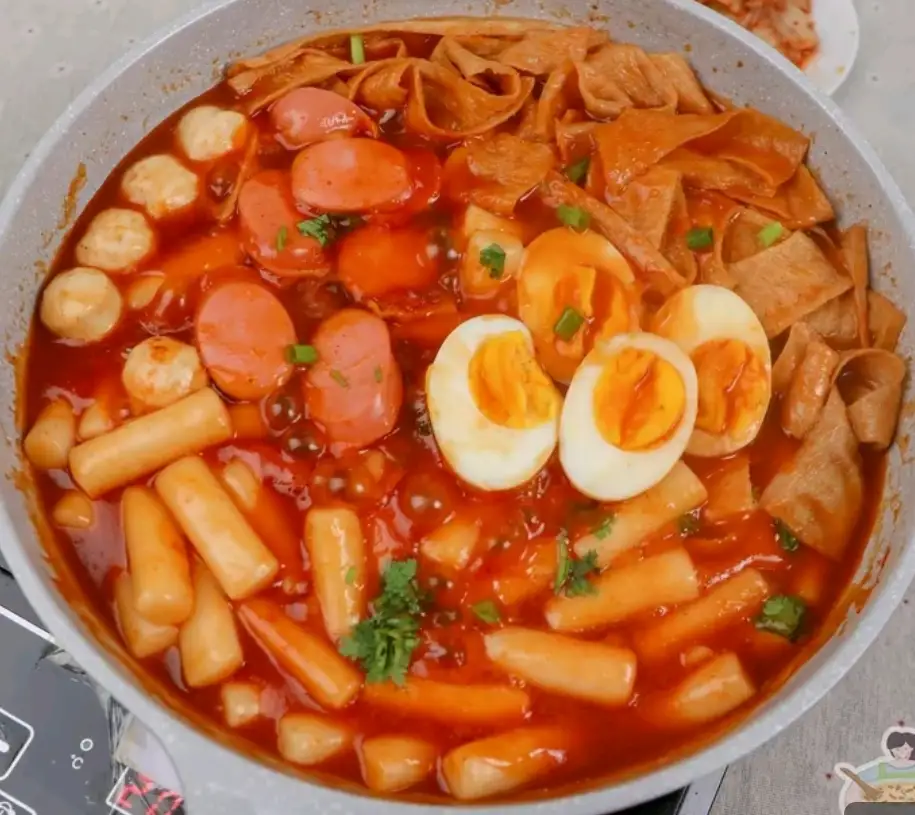  bánh gạo sốt hàn quốc-kèm ly trà tắc/ nước ngọt - 45.000 ₫ tại Ăn Vặt & Chân Gà Sốt Thái Tmqt Shop - Phạm Văn Chiêu 