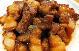 Cơm thịt ba chỉ kho tiêu - 48.000 ₫ tại Thắm Nguyễn - Mỳ Quảng, Cao Lầu & Cơm Trưa Văn Phòng - Huỳnh Tấn Phát