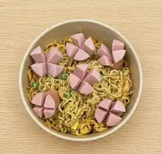 Hình ảnh Mì Indomie 2 xúc xích