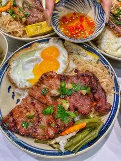 Hình ảnh Cơm tấm sườn bì chả ốp la