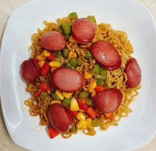 Hình ảnh mì trộn xúc xích