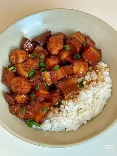 红烧肉盖饭Cơm thịt kho tàu kiểu Trung - 168.000 ₫ tại 京宴府 - Kinh Yến Phủ Lẩu & Nướng - Đường Số 8