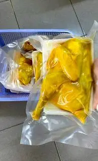 1 con nguyên - chặt đôi ( đã bao gồm rau và nước chấm ) - 370.000 ₫ tại Gà Ủ Muối Đức Hoà 2 - Ni Sư Huỳnh Liên