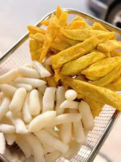 Mix Dễ Thương | Khoai Lang - Bánh Gạo Lắc - 50.000 ₫ tại Khoai Lang Lắc & Bánh Tráng Trộn - Nguyễn Thượng Hiền