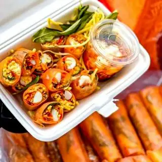 Bánh tráng cam cuốn chấm sốt me - 38.000 ₫ tại Ăn Vặt Rio - Lê Thị Riêng