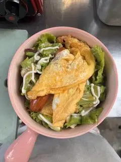 Hình ảnh Salad Trộn Trứng Xúc Xích