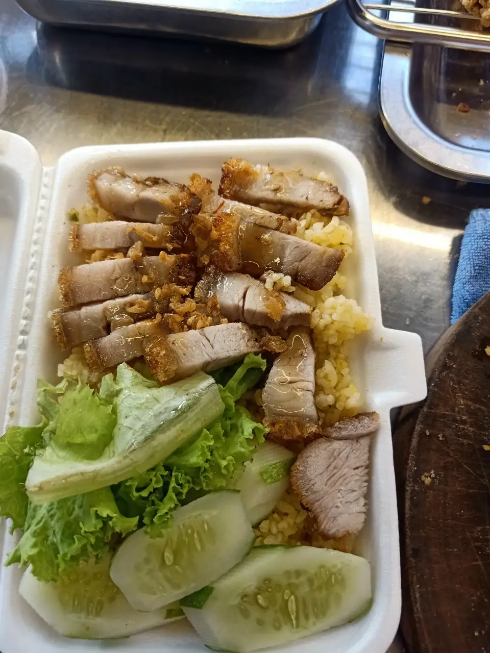 Cơm heo quay - 60.000 ₫ tại Cơm Gà Xối Mỡ Trường An - Dương Bá Trạc