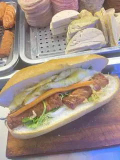 Hình ảnh Bánh mì nem nướng - trứng