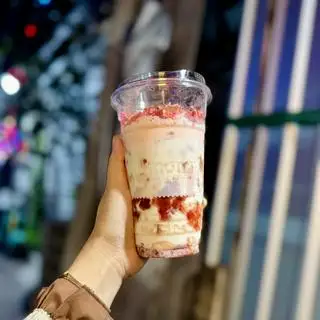 Sữa Dâu Sấy Thăng Hoa - 46.000 ₫ tại Umami - Matcha Latte - Đoàn Văn Bơ