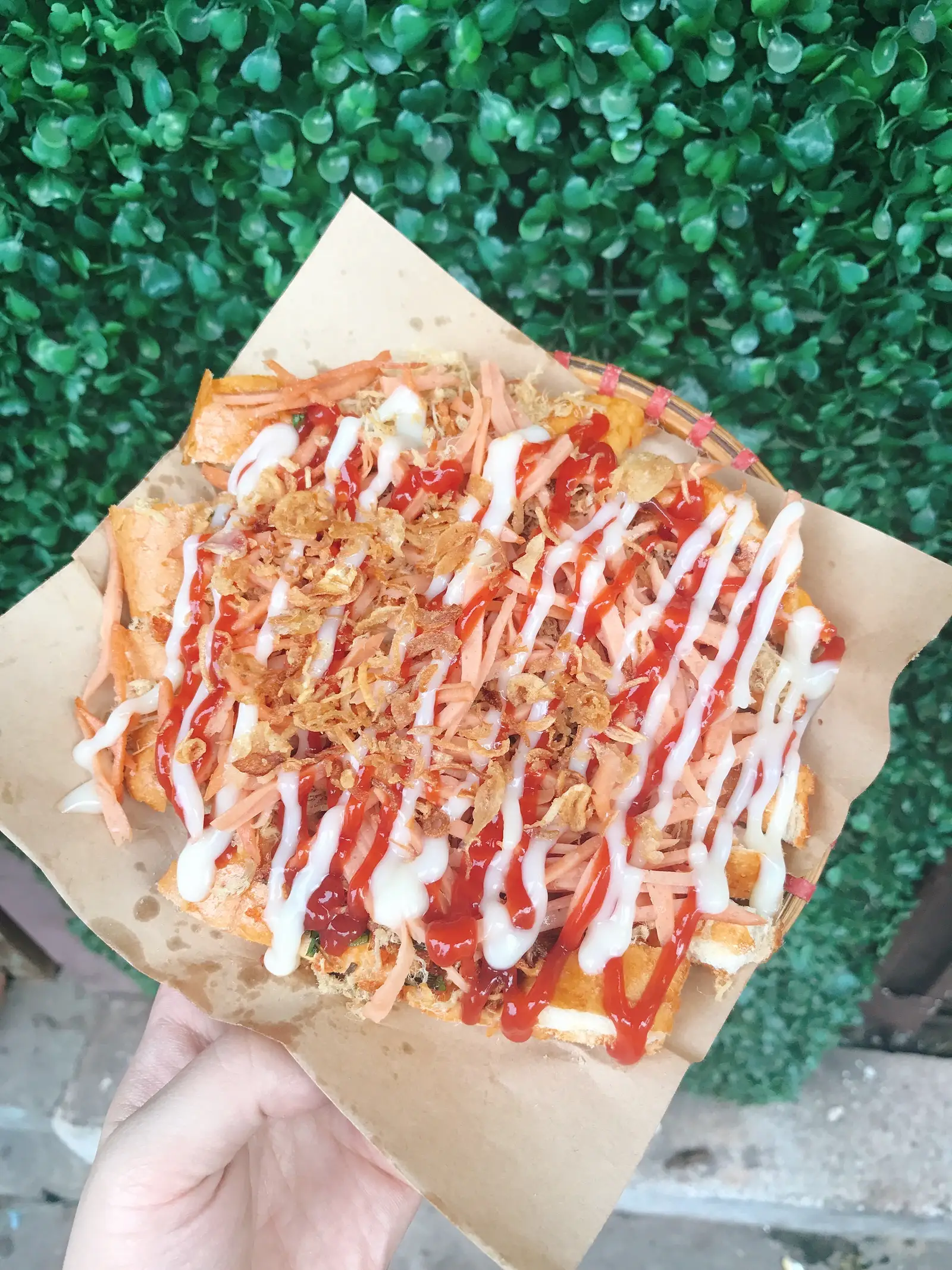 Hình ảnh Bánh mì nướng muối ớt xúc xích