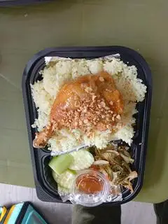 Hình ảnh Cơm Gà Đùi Tươi (Gà Tươi Trong Ngày )