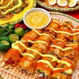 Hình ảnh Bánh Tráng Cuốn Full Topping Chấm Sốt Muối Béo 