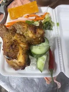 Cơm đùi gà ba rọi - 65.000 ₫ tại Cơm Tấm Bình Dân Cô Thiêm - Trường Chinh
