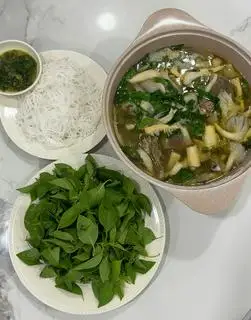 Hình ảnh Lẩu Gà Ta- Lá É(2-3 ng ăn)