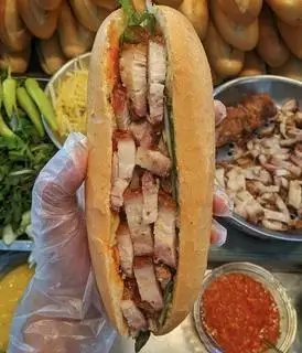 Bánh mì heo quay - 27.000 ₫ tại Bánh Mì Hà Nội Đức Hậu - Lê Văn Duyệt