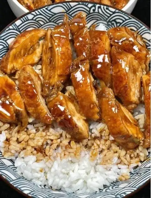 Hình ảnh cơm đùi gà lọc xương sốt cay ngọt