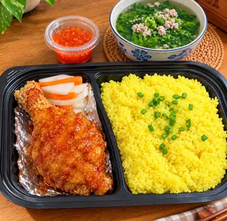 Hình ảnh Cơm Đùi Gà Sốt Cay Tê