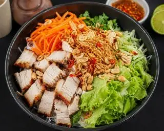 Hình ảnh bún trộn heo quay