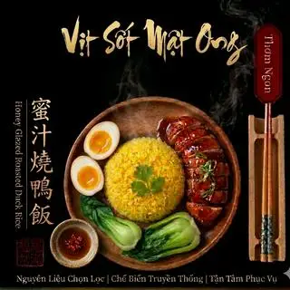Cơm Vịt Quay Sốt Mật Ong + Trứng Ngâm Tương 蜜汁烤鸭饭配酱油腌蛋 - 80.000 ₫ tại Cơm Chiên Sườn Quay Chảo Ba Quân - Nguyễn Thái Học