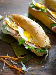 Bánh mì ốp la - 35.000 ₫ tại Bánh Mì & Bánh Hỏi Heo Quay A Hùng - Lê Văn Sỹ