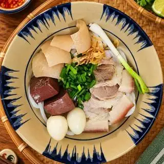 Hình ảnh Bánh canh đầy đủ - nhiều thức ăn hơn