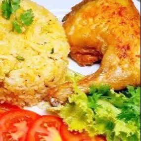 Hình ảnh Cơm gà góc tư chiên mắm