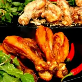 Hình ảnh 1 đùi gà chiên xóc muối ớt