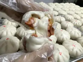 Hình ảnh Bánh bao xúc xích phô mai